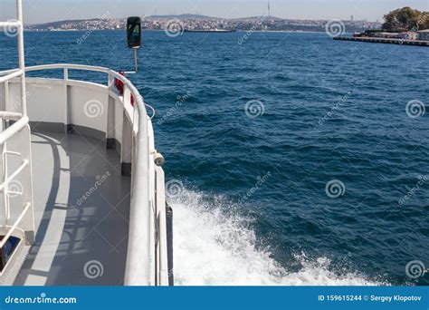 Una nave da diporto in mare aperto