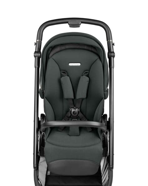 Passeggino Peg Perego Veloce Lounge in un contesto urbano
