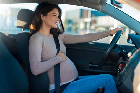 Donna incinta che indossa correttamente la cintura di sicurezza in auto