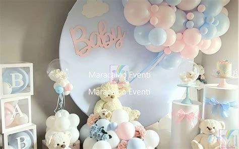 Tavolo decorato per baby shower con colori pastello e accessori a tema neonato