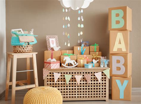 Angolo regali per baby shower con decorazioni e una tenda