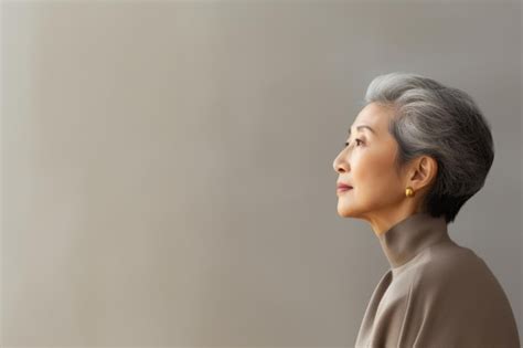 Donna incinta che annusa l'aria con espressione pensierosa