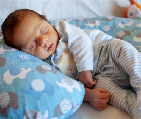 neonato gemello che dorme