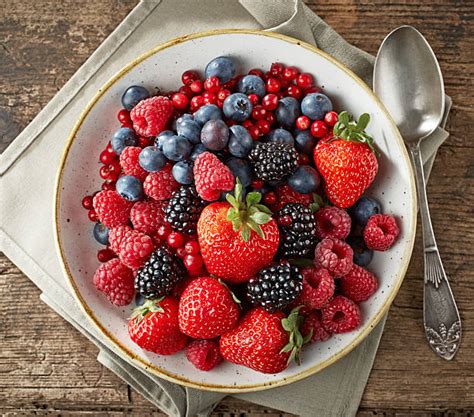 frutti di bosco freschi in una ciotola