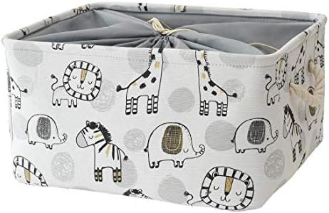Cesta organizer con prodotti per l'igiene del bambino