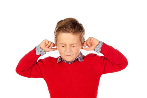 Bambino con ipersensibilità sensoriale che si copre le orecchie