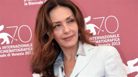 Ritratto fotografico di Maria Rosaria Omaggio, emblema della sua eleganza e poliedricità artistica