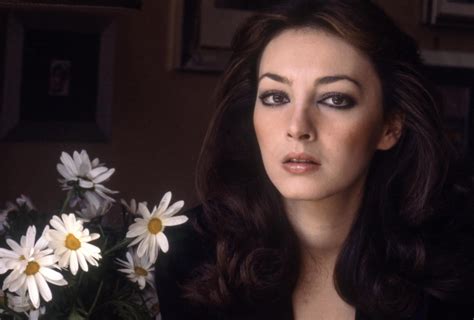 Una locandina d'epoca dei primi film di Maria Rosaria Omaggio, testimonianza del suo esordio nel cinema poliziesco