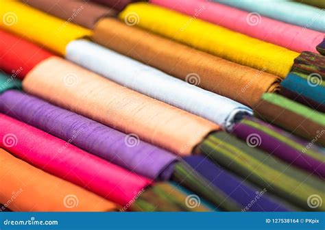 Tessuti in cotone colorati piegati in ordine su uno scaffale