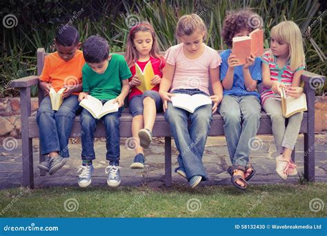 Bambini che leggono libri insieme