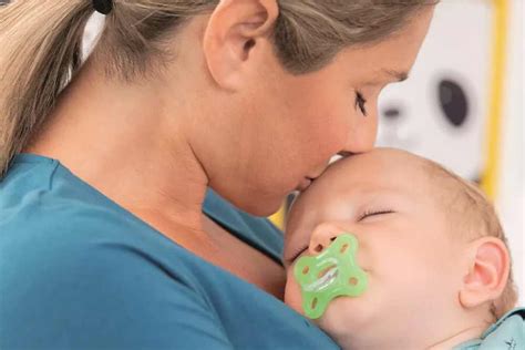 immagine di un neonato che usa un ciuccio simmetrico