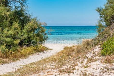 Veduta panoramica delle coste di Porto Cesareo con dune di sabbia e mare turchese