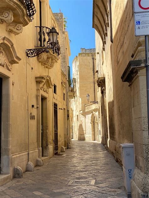 Scorcio del centro storico di una città salentina con architettura barocca