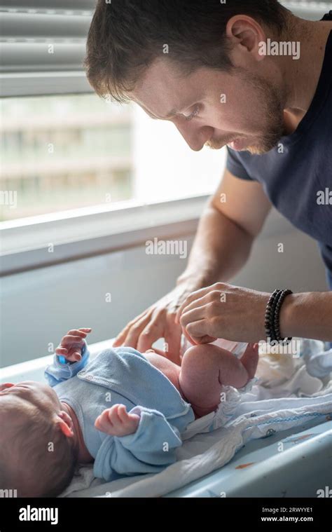 Padre che cambia il pannolino al neonato con attenzione