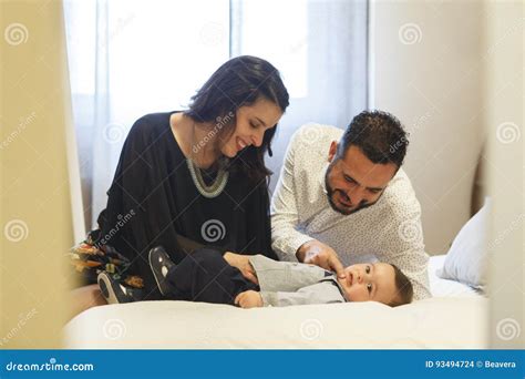 Coppia di genitori che gioca con il loro bambino