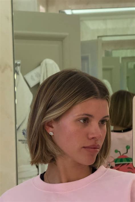 Sofia Richie Grainge in una salopette premaman stilosa