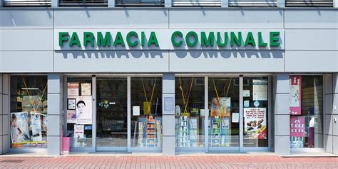 Farmacia comunale con esposizione di prodotti per neonati