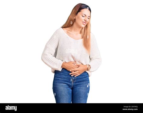 Donna incinta che tiene la mano sullo stomaco