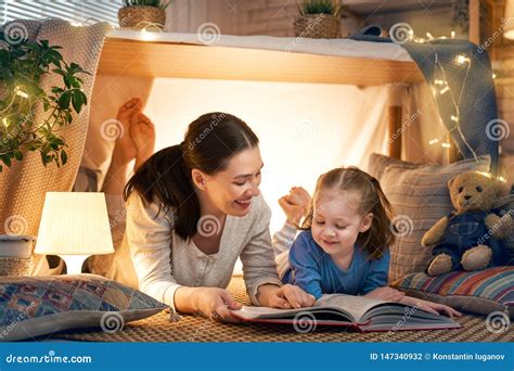 Bambino e mamma che leggono un libro