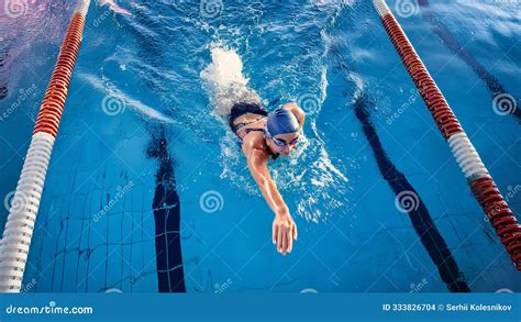 Donna incinta che nuota in piscina