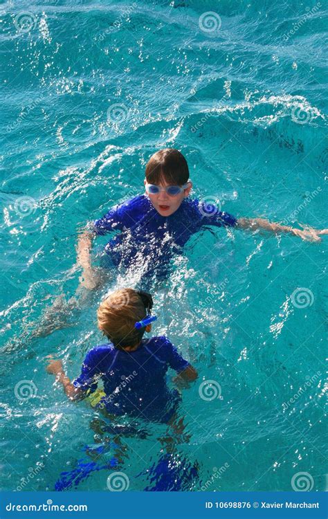bambino che gioca in acqua serenamente con protezione adeguata