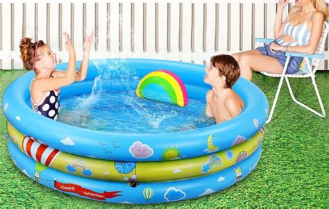 bambino che sguazza in sicurezza in una piscina per bambini