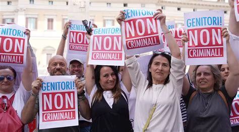 Manifestazione contro la maternità surrogata