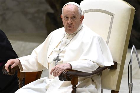 Papa Francesco che parla con diplomatici