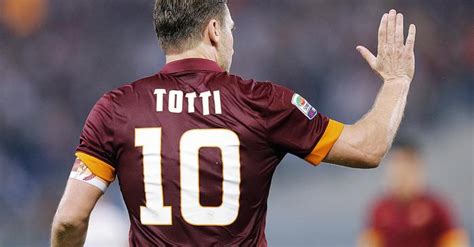 Francesco Totti con la maglia numero 10 della Roma