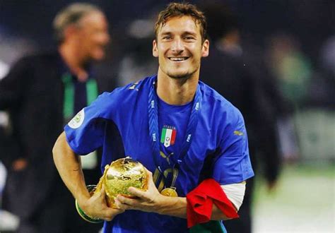 Francesco Totti festeggia la vittoria del Mondiale 2006 con la Coppa