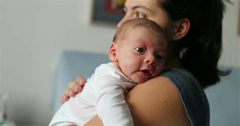 madre con neonato che riceve consigli indesiderati