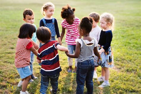 Bambini che giocano insieme con peluche diversi