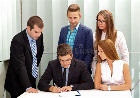 Persone che firmano un documento di delega