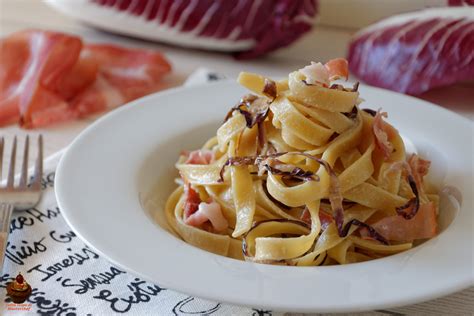 Preparazione pasta con speck cotto
