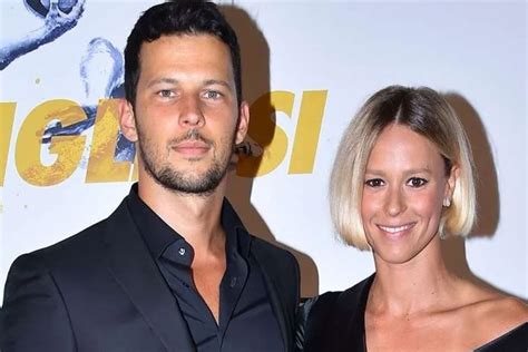 Federica Pellegrini e Matteo Giunta con la neonata Rachele in ospedale