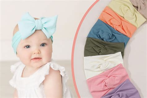Neonata neonato in fasce con espressione serena