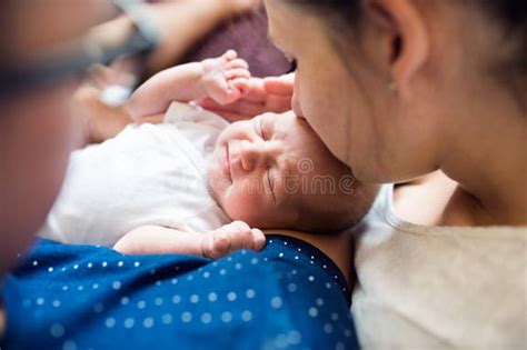 Genitori che tengono in braccio il loro neonato