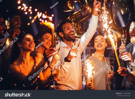 Amici che festeggiano con i nuovi genitori