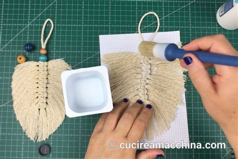 Giostrina in macramè con foglie e perline di legno