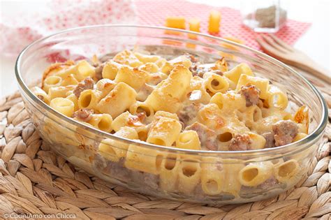Piatto di pasta al forno con salsiccia