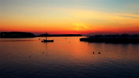 Veduta panoramica del porto di Porto Cesareo al tramonto