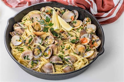Piatto di linguine alle vongole servito nel ristorante