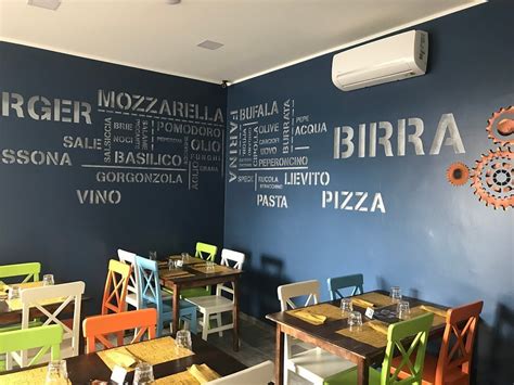 Vista notturna della cucina e dello spazio esterno del ristorante