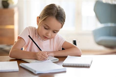 bambina di 7 anni che fa i compiti