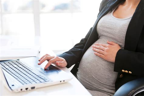Illustrazione di una donna incinta al lavoro e poi con il neonato, mostrando il passaggio tra lavoro e maternità