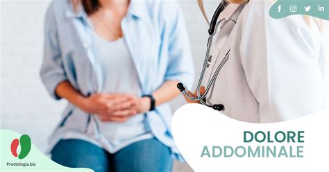 Donna con dolore addominale e la necessità di un medico