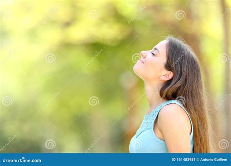 Donna incinta che respira profondamente aria fresca