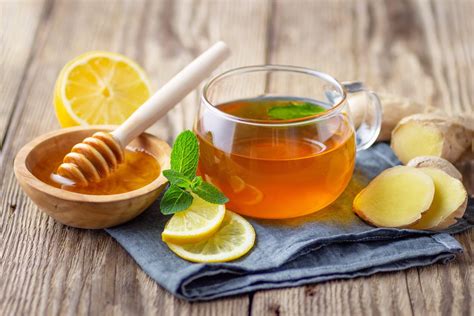 Immagine di una tazza fumante di tisana allo zenzero con limone e cannella