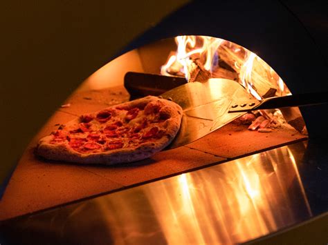 Pizza con 'nduja prima della cottura in forno