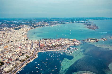 Vista aerea di Porto Cesareo con il lungomare e le isole